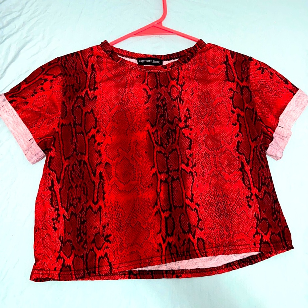 Red snake print crop tee